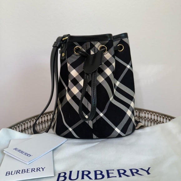NEW Burberry Checked Drawstring bucket bag - Picture 4 of 10